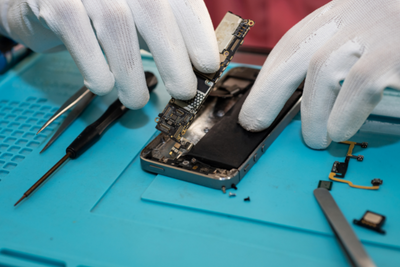 Why Choose Experimax for iPhone Screen and Battery Repairs in Canada?