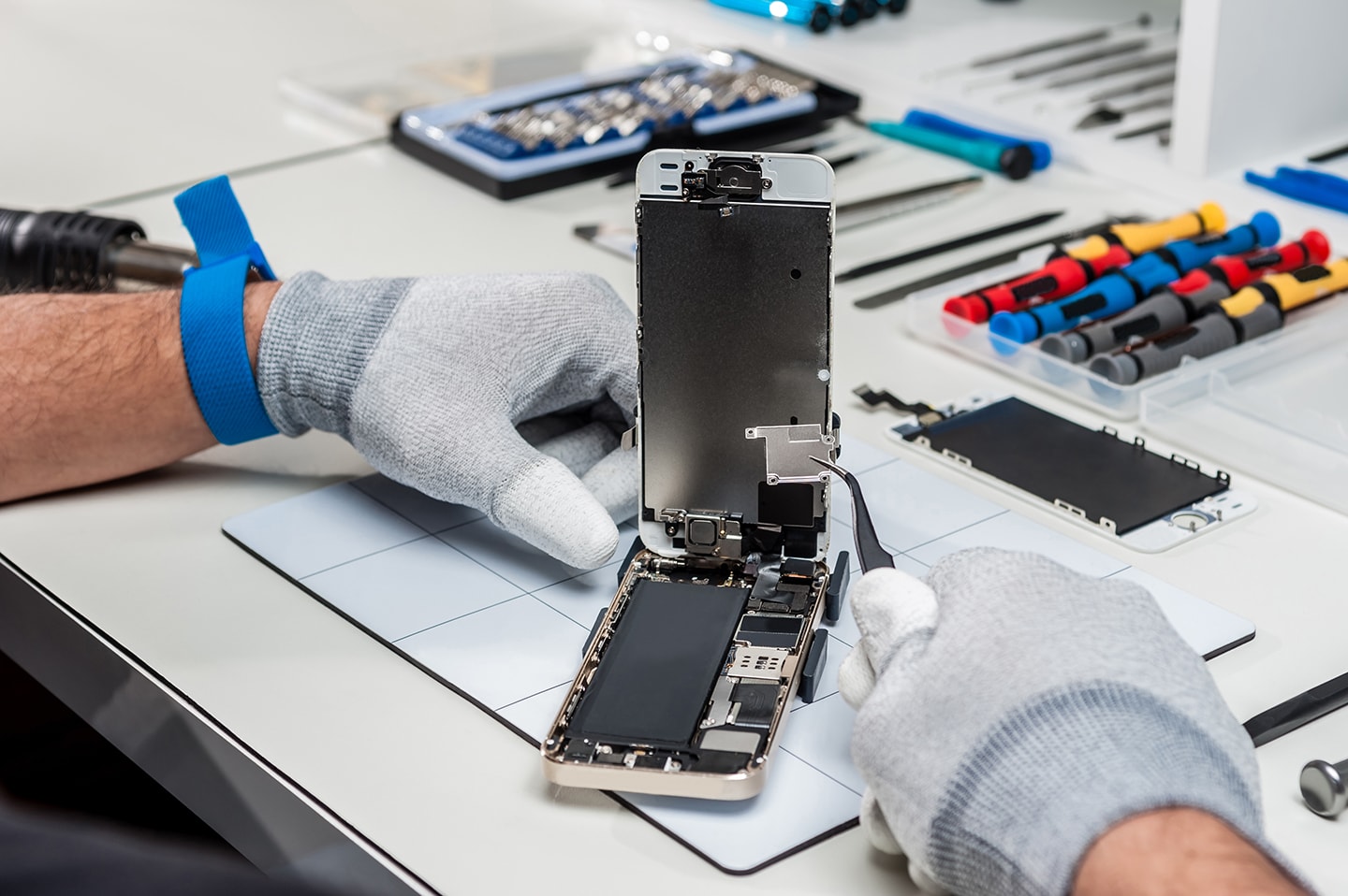 AppleCare vs Experimax Warranty: What’s the Difference?